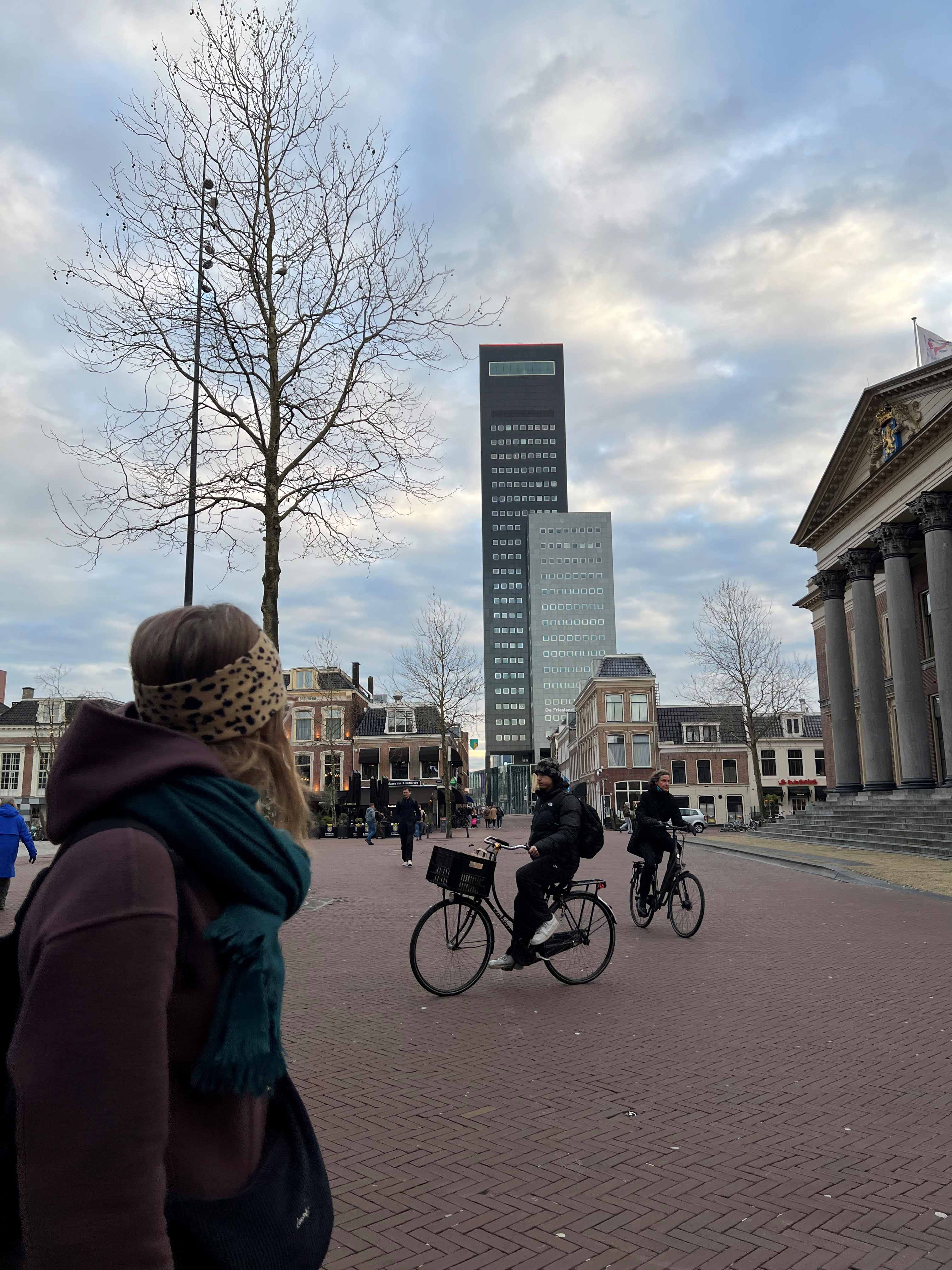 Henkilö katsoo isoa kerrostaloa kaupungissa