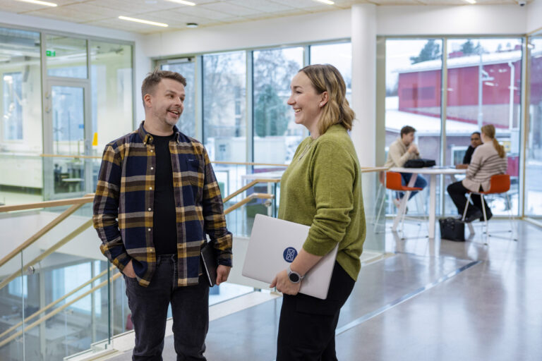 Kaksi henkilöä seisoo aulassa