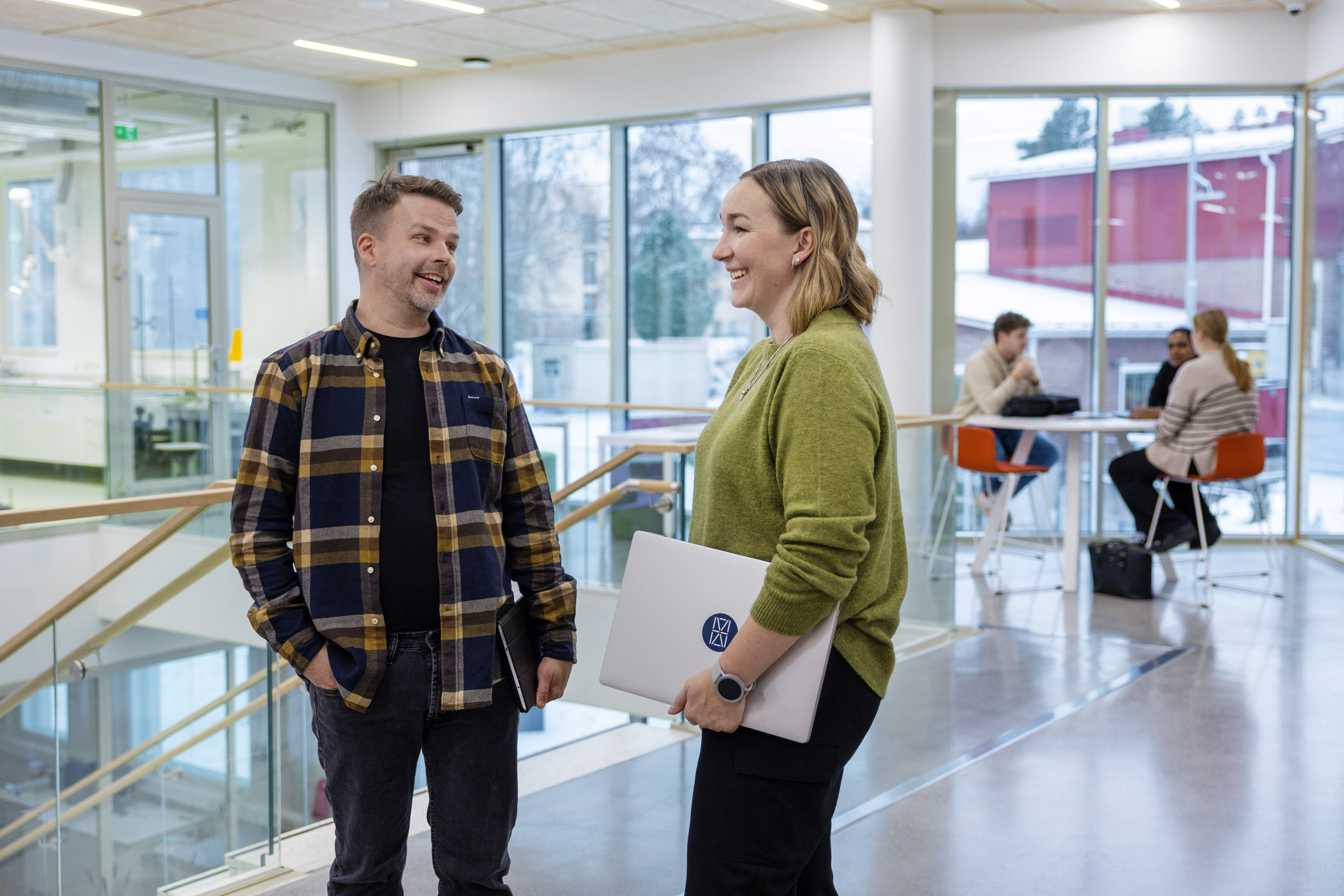 Kaksi henkilöä seisoo aulassa