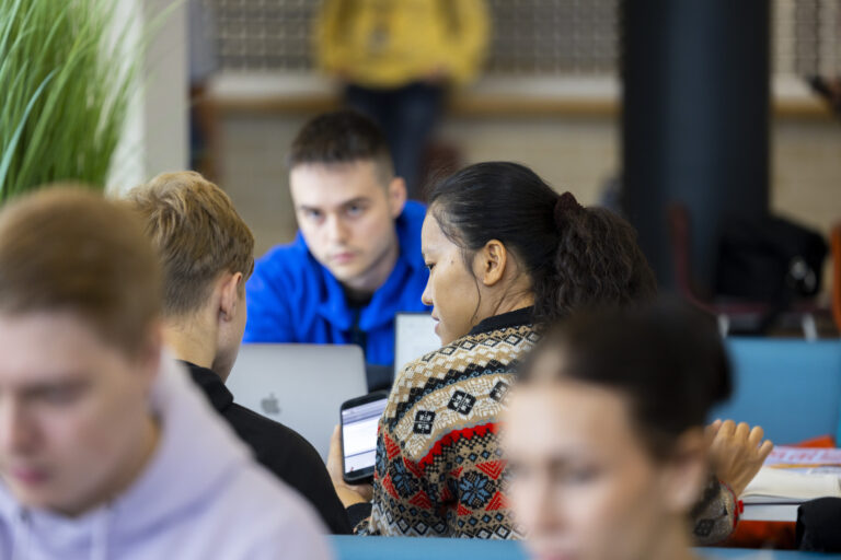 Opiskelijat koneiden äärellä