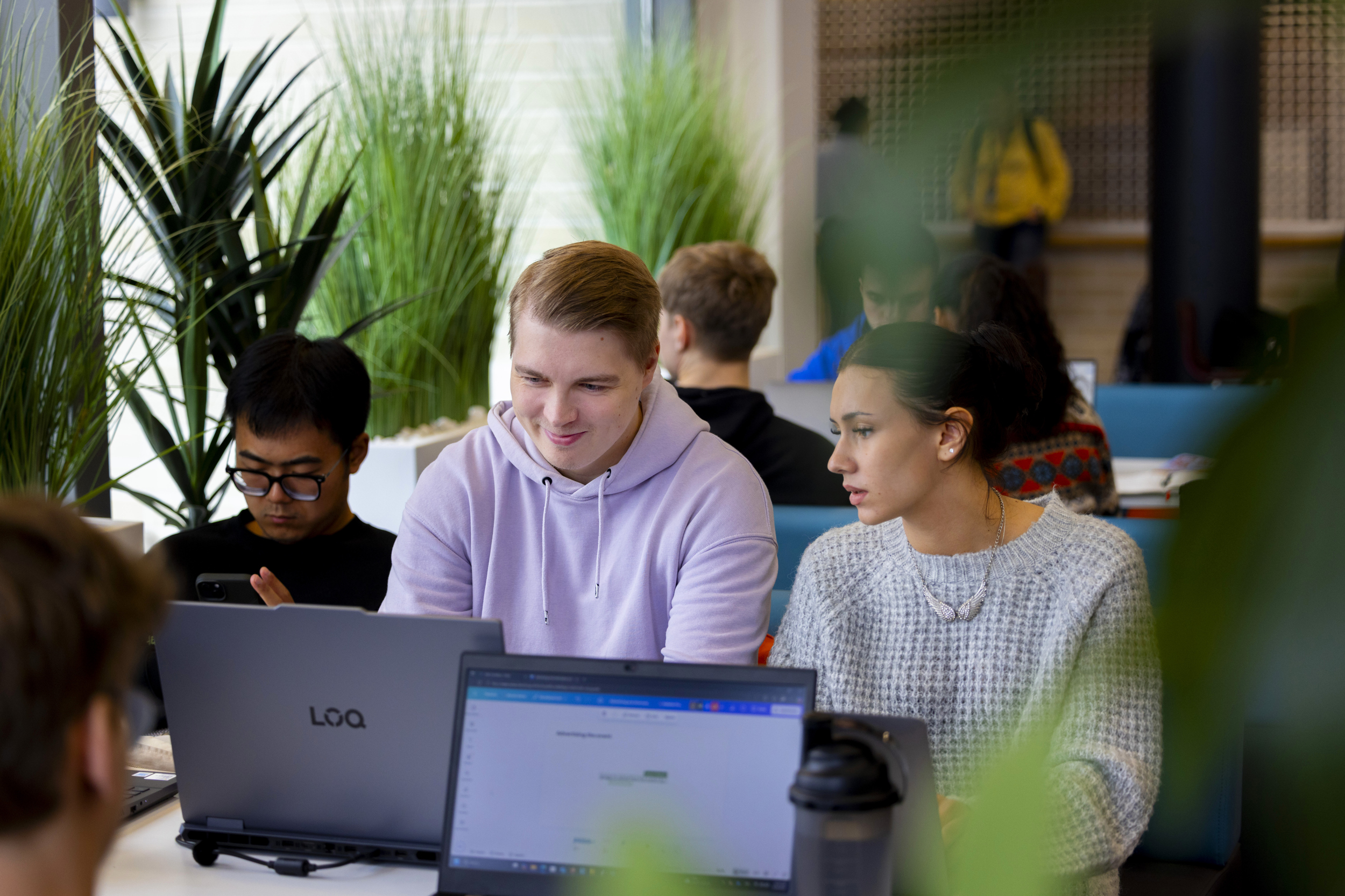 Kaksi henkilöä työskentelee tietokoneella