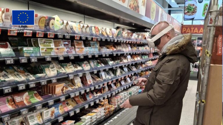 henkilö tarkastaa tuotteita XR-lasit päässä kaupassa