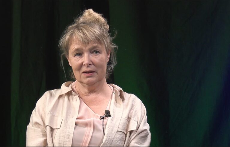 Viivi Virtanen studiossa haastateltavana.