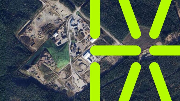 Ilmakuva teollisuus- ja hiekka-alueesta metsän keskellä, jossa näkyy rakennuksia ja kaivantoja, kuvan yli ulottuu suuri kirkkaan limenvihreä geometrinen HAMK logo.