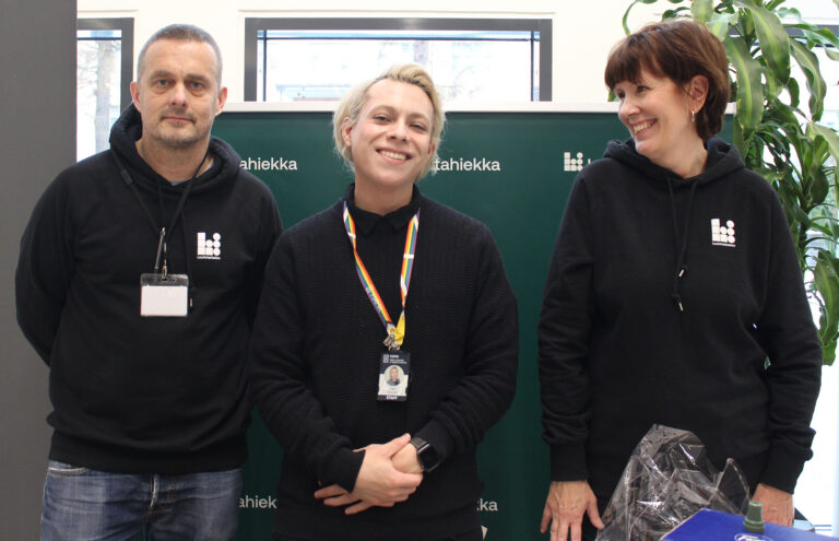 Louhintahiekan rekrytointipäällikkö, Tapani Aittoniemi, HAMK Career Servicesin markkinointikoordinaattori, Edgar Koponen, ja Louhintahiekan viestintäpäällikkö, Annika Suomi, rakennusalan rekrytointipäivässä Visamäen kampuksella