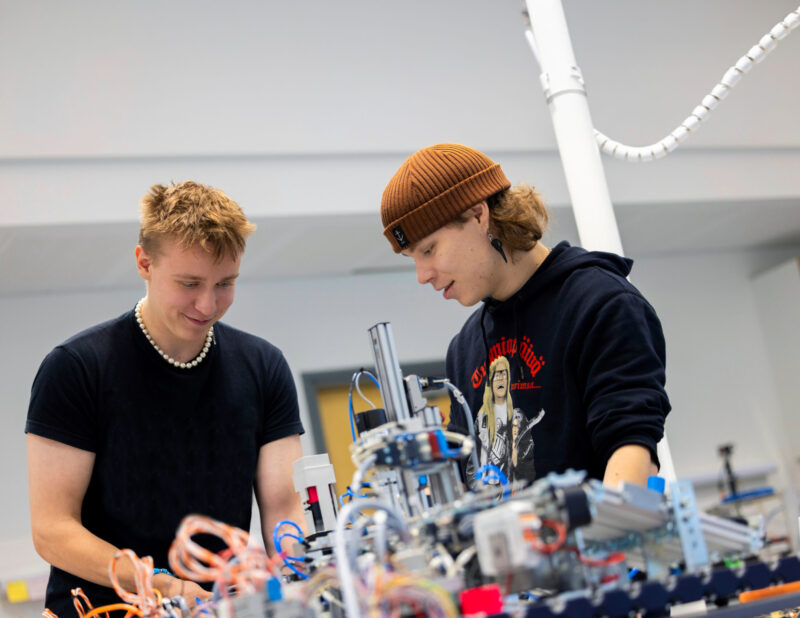Kaksi opiskelijaa työn touhussa / Two students busy with work
