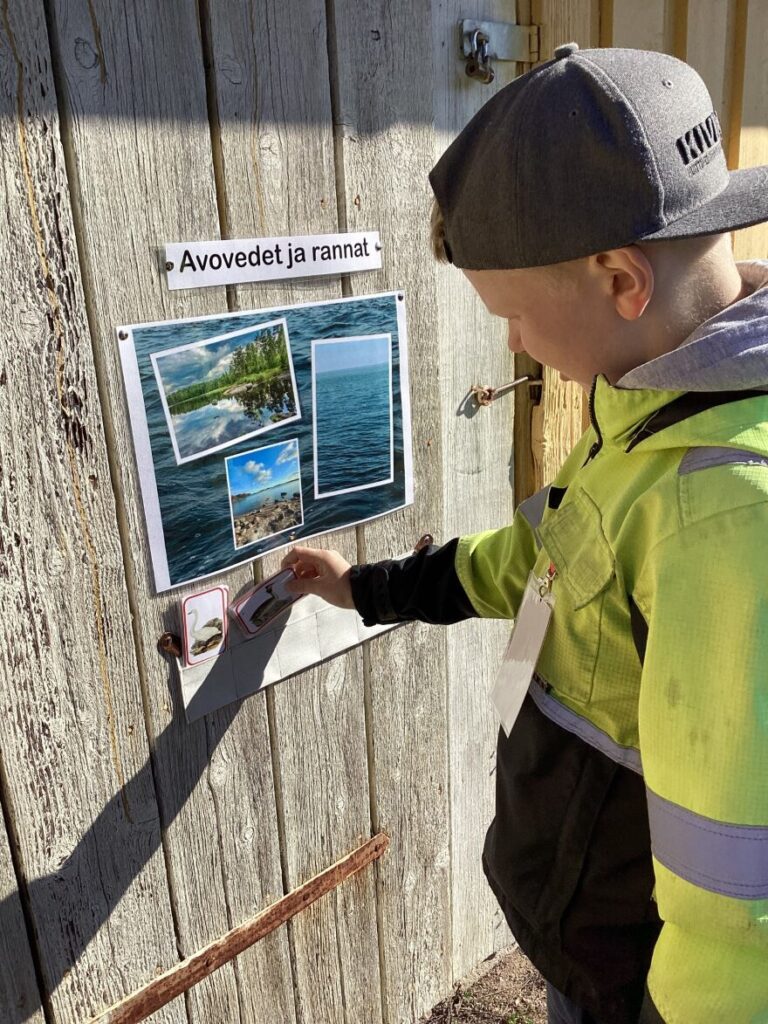 Koulun oppilas Väinö Eerola lintutapahtuman rastipisteellä.