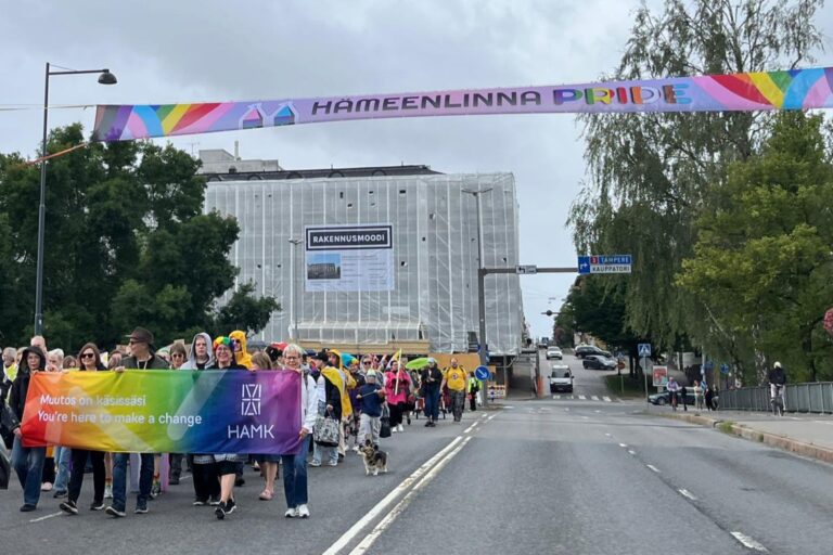 HAMK Pride-kulkueessa Hämeenlinnan keskustassa kesällä 2025