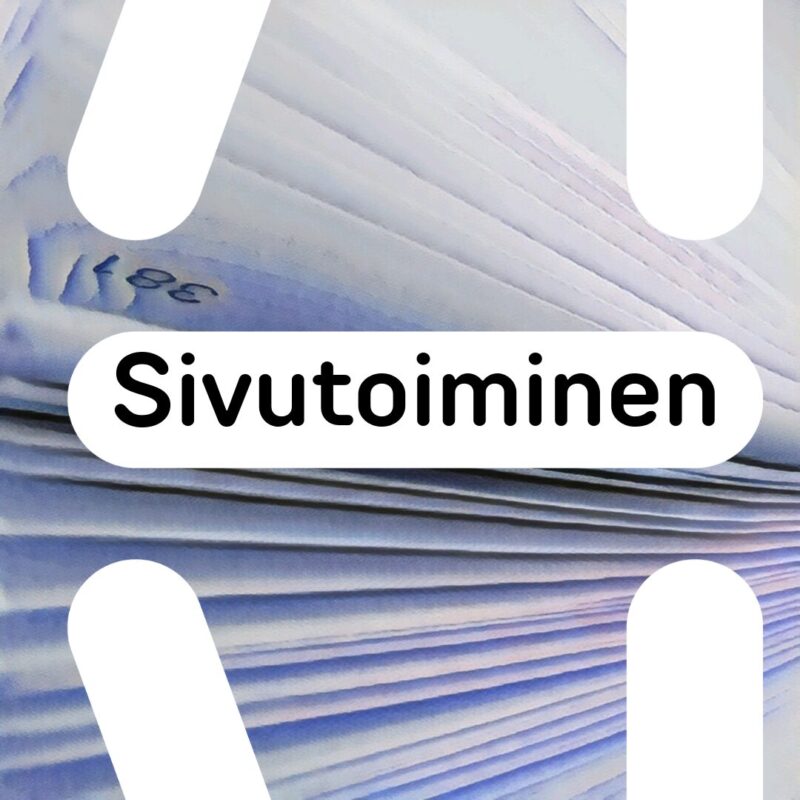 Lähikuva vaakasuoraan pinotuista papereista vaaleansinertävässä sävyssä, etualalla valkoinen pyöristetty suorakaide, jossa musta teksti "Sivutoiminen".