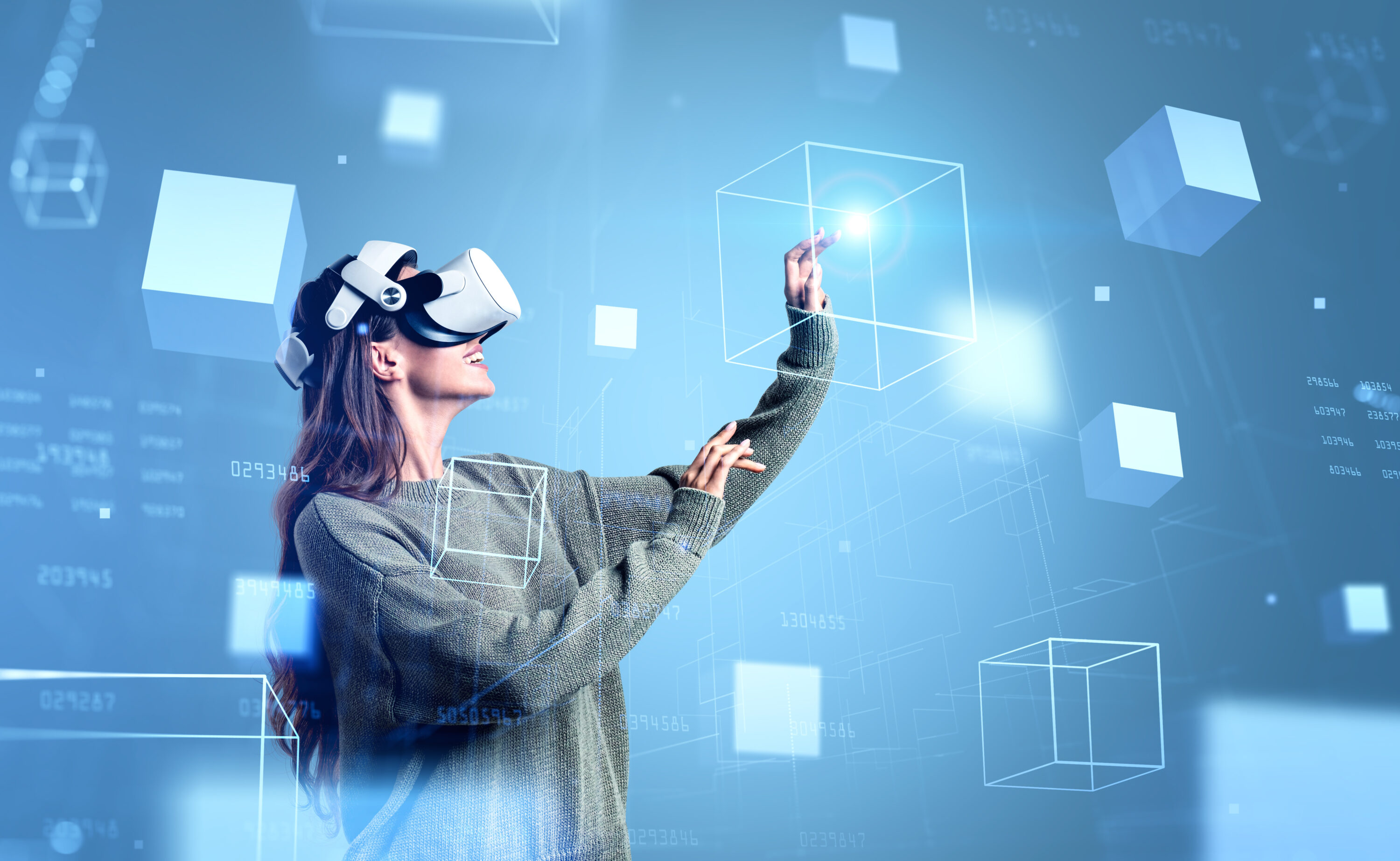 Nainen seisoo vr-lasit silmillään virtuaalisessa ympäristössä, jossa leijuu erilaisia piirrettyjä kuutioita ja numerosarjoja.
