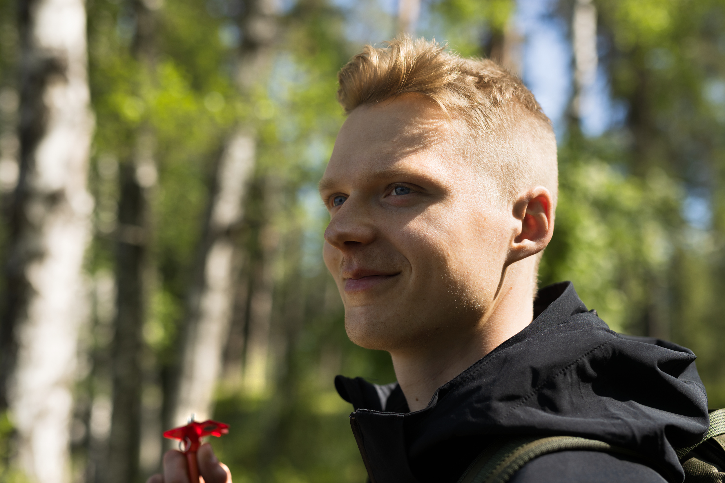 Opiskelija katsoo metsää / Student looking at forest