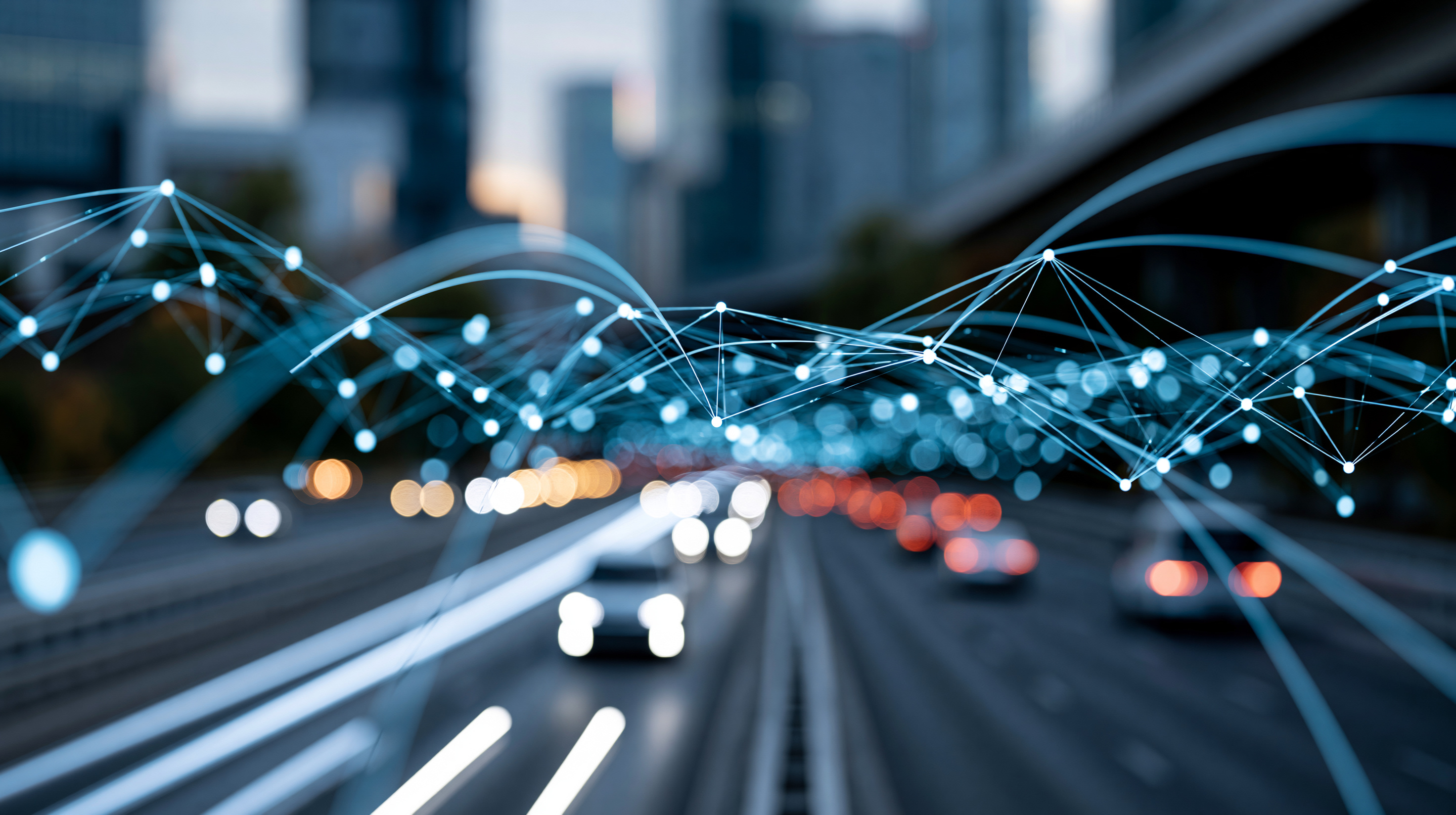 Ilta- tai kaupunkiliikennekuva nopeista autoista ja valojuovista, joiden päällä sinisin pistein ja viivoin visualisoitu verkosto ja datavirta symboloimassa tekoälypohjaista älykästä liikenteen analytiikkaa ja reittisuunnittelua.