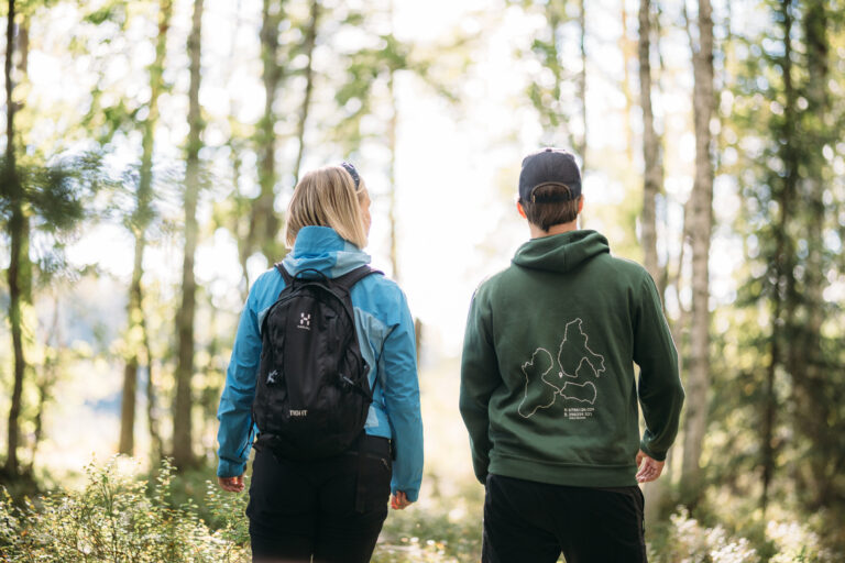 Kaksi ihmistä metsässä/Two people in a forest