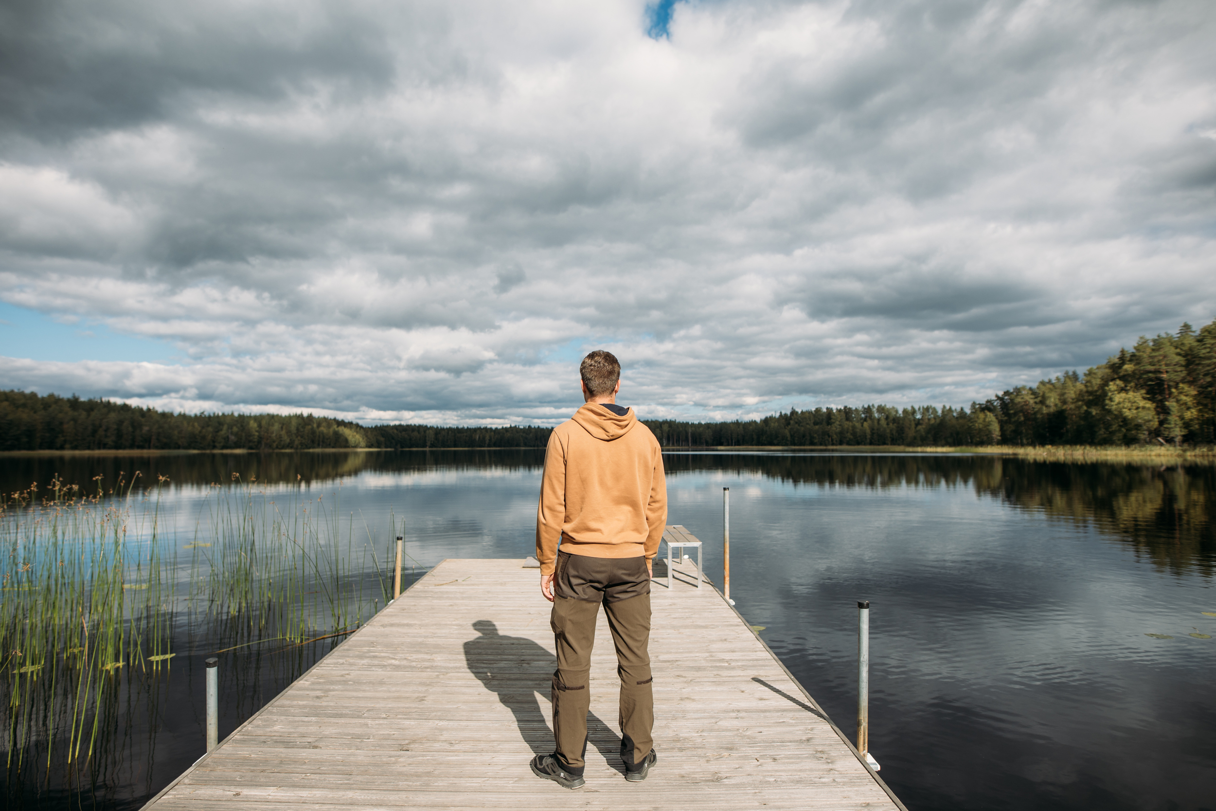 Henkilö katsoo järveä/ Person is looking at a lake