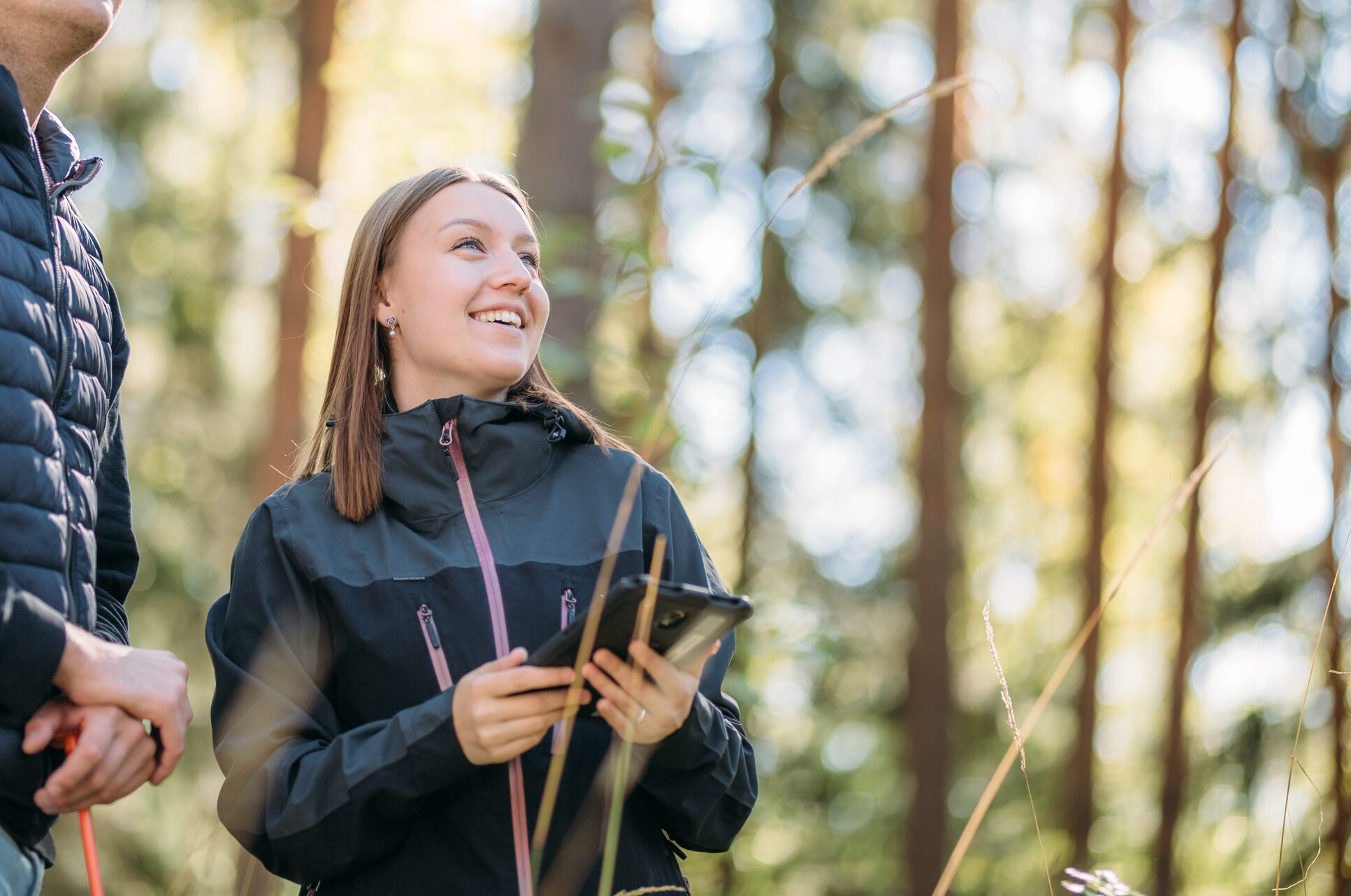 Two people in a forest/Kaksi ihmistä metsässä