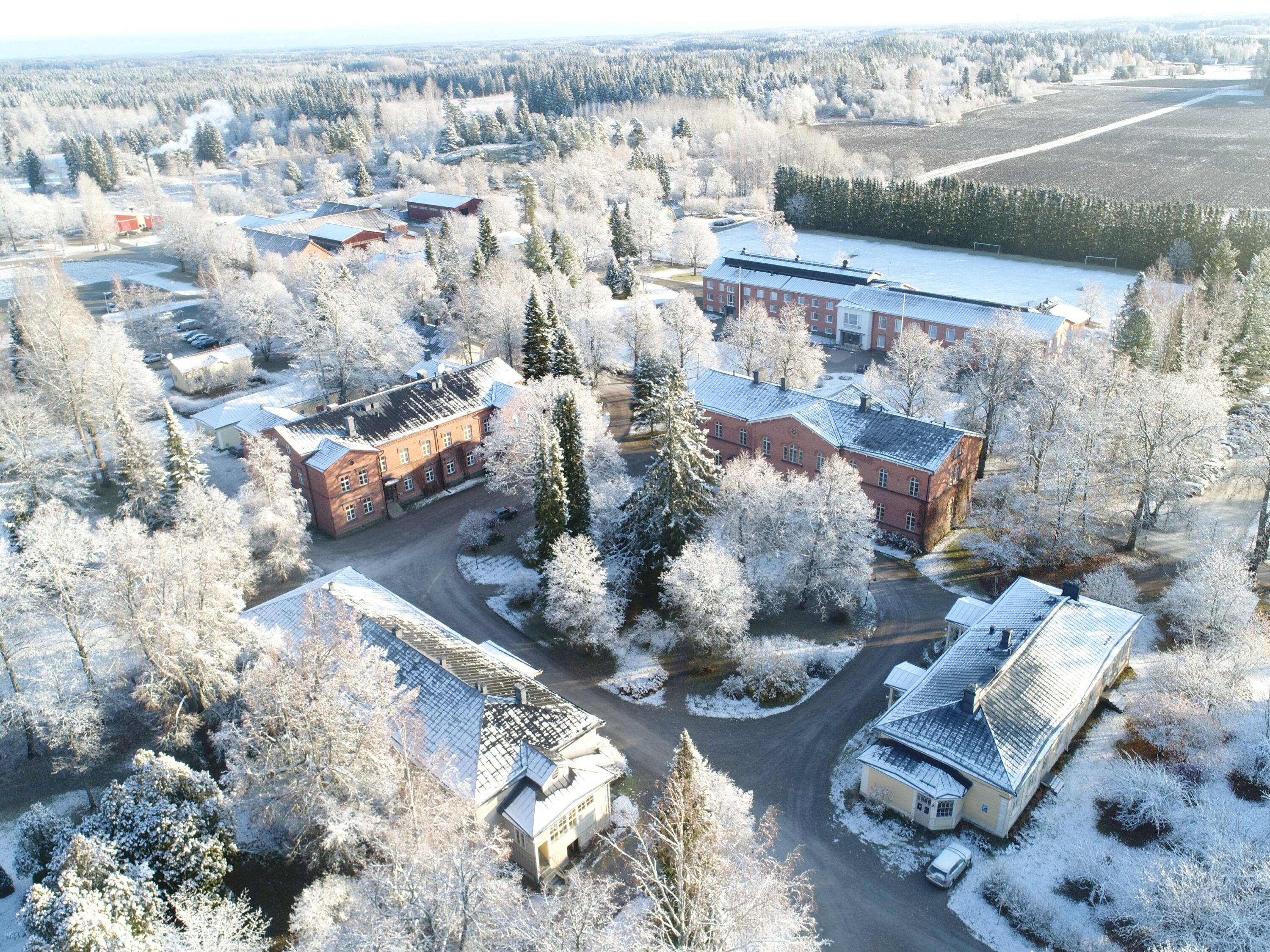 Talvinen ilmakuva Mustialan kampukselta