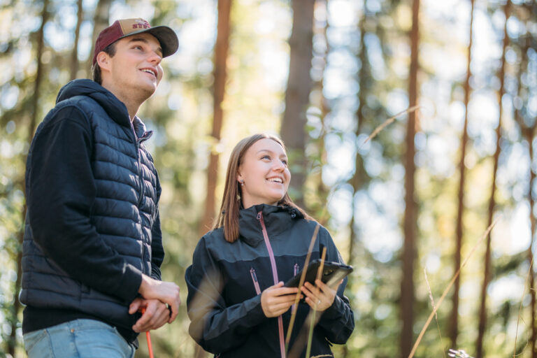 Two people in a forest/Kaksi ihmistä metsässä