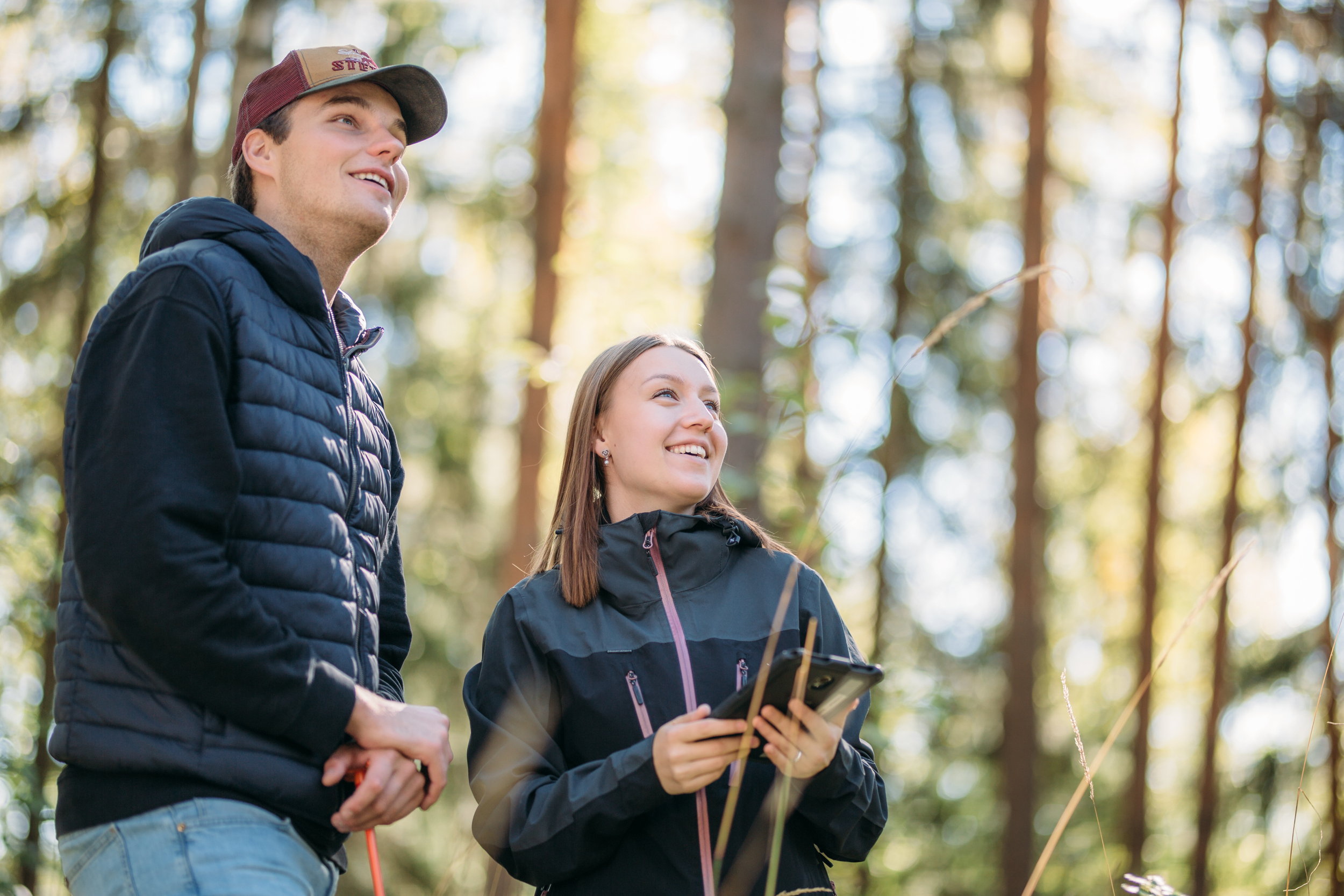 Two people in a forest/Kaksi ihmistä metsässä