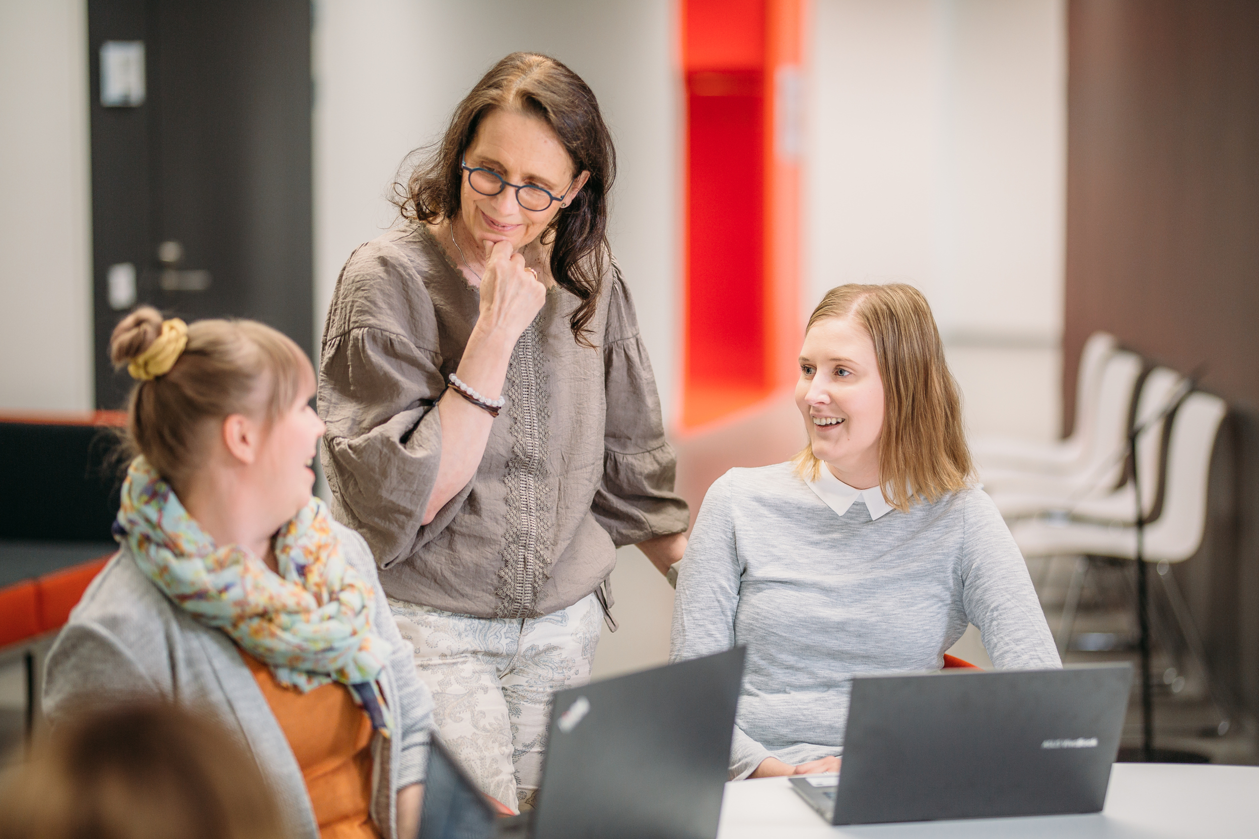 Three women in a classroom/Kolme naista luokassa