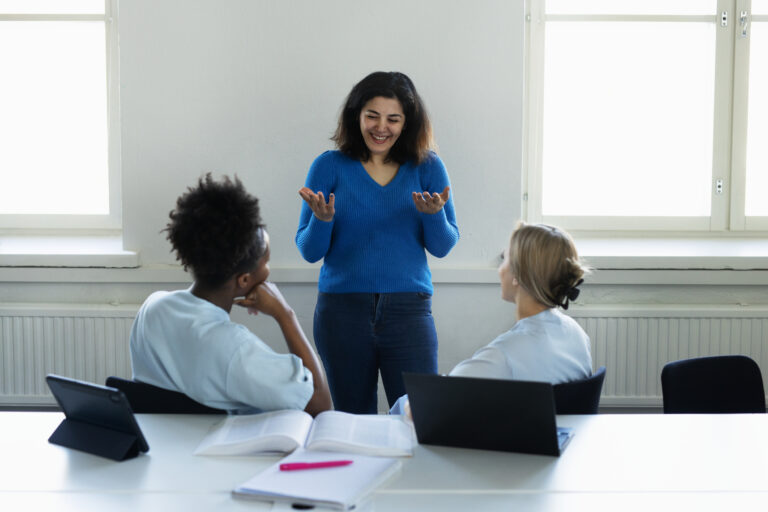 Woman discussing with two students/Nainen keskustelee kahden opiskelijan kanssa